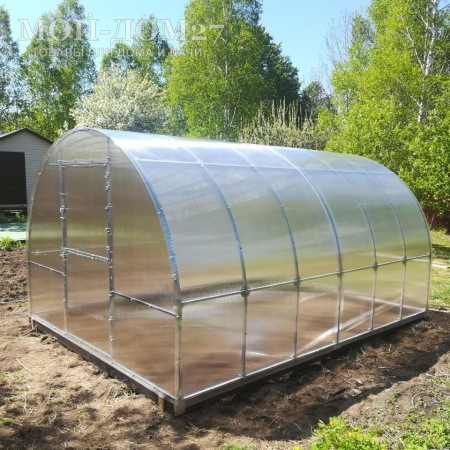 Теплица Восточная Усиленная 4 метра с поликарбонатом | Мой-Дом27 | Каркас изготовлен из оцинкованной замкнутой трубы 20*20 мм.<br>
 Ширина - 3&nbsp;метра. Высота - 2,1 метра. Длина 4 метра.&nbsp;<br>
 Выдерживаемая снеговая нагрузка - 150 кг/м2. Выдерживаемая ветровая нагрузка - до 20 м/с.<br>
 Расстояние между дугами 0,65&nbsp;метра.&nbsp;Толщина металла дуг 1,2 мм.&nbsp;Ширина двери 0,96 метра.<br>